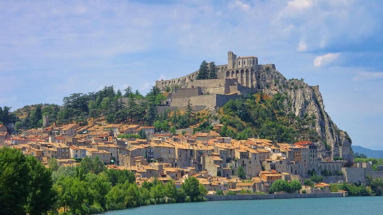 Agreable Appartement Au Calme Villeneuve  エクステリア 写真